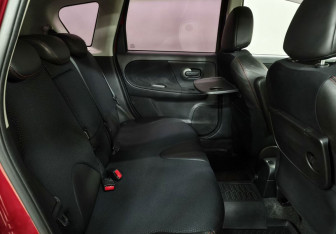 Подержанный автомобиль Nissan Note 2010 года (13 фото)