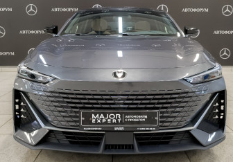 Подержанный автомобиль Changan UNI-V 2023 года (2 фото)