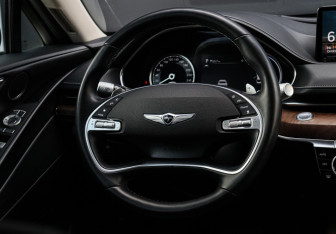 Подержанный автомобиль Genesis G80 2021 года (16 фото)