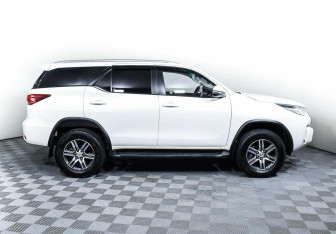 Подержанный автомобиль Toyota Fortuner 2020 года (4 фото)