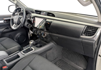 Подержанный автомобиль Toyota Hilux 2020 года (11 фото)