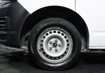 Подержанный автомобиль Volkswagen Transporter Van 2018 года (19 фото)