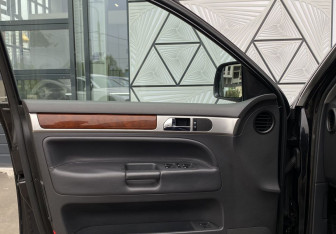 Подержанный автомобиль Volkswagen Touareg 2004 года (16 фото)