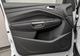 Подержанный автомобиль Ford Kuga 2017 года (17 фото)