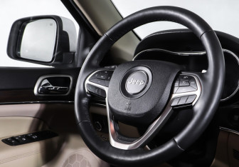 Подержанный автомобиль Jeep Grand Cherokee 2013 года (13 фото)