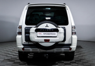 Подержанный автомобиль Mitsubishi Pajero 2013 года (6 фото)