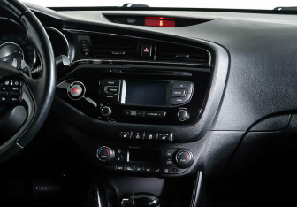 Подержанный автомобиль Kia Ceed Hatchback 2015 года (13 фото)