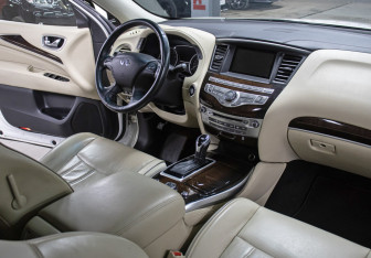 Подержанный автомобиль Infiniti QX60 2017 года (12 фото)