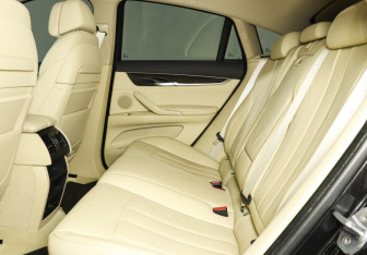 Подержанный автомобиль BMW X6 2015 года (10 фото)