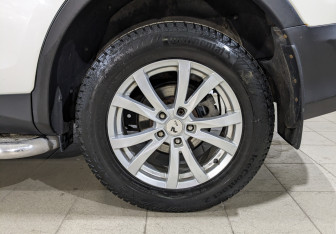 Подержанный автомобиль Toyota RAV4 2013 года (12 фото)