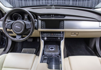 Подержанный автомобиль Jaguar XF Sedan 2016 года (14 фото)