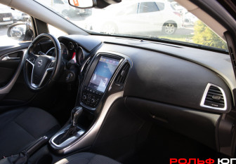 Подержанный автомобиль Opel Astra Wagon 2012 года (7 фото)
