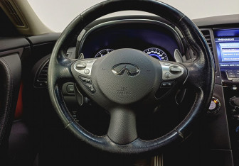 Подержанный автомобиль Infiniti QX70 2013 года (13 фото)