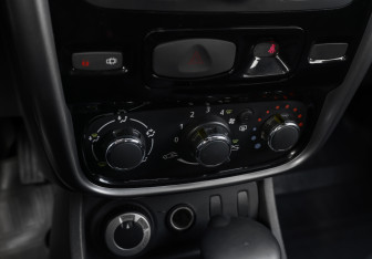 Подержанный автомобиль Renault Duster 2012 года (17 фото)