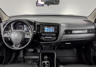 Подержанный автомобиль Mitsubishi Outlander 2017 года (14 фото)
