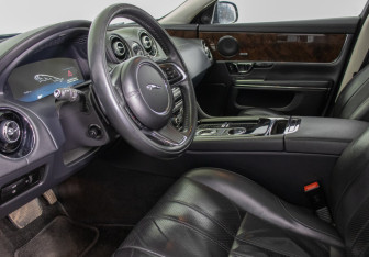 Подержанный автомобиль Jaguar XJ 2014 года (8 фото)