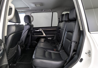 Подержанный автомобиль Toyota Land Cruiser Suv 2015 года (18 фото)