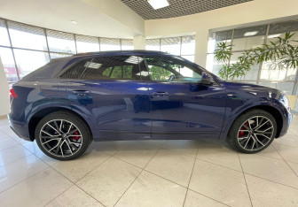 Подержанный автомобиль Audi Q8 2022 года (4 фото)