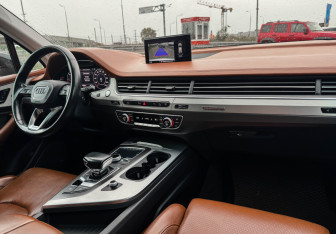 Подержанный автомобиль Audi Q7 2016 года (9 фото)