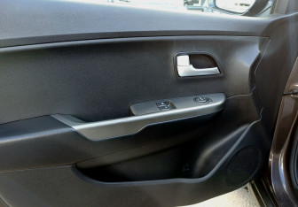 Подержанный автомобиль Kia Rio Sedan 2014 года (15 фото)