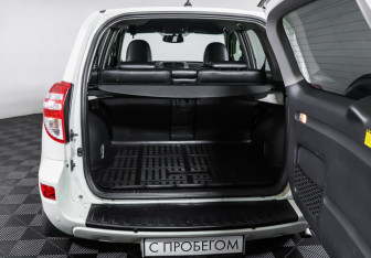 Подержанный автомобиль Toyota RAV4 2011 года (10 фото)