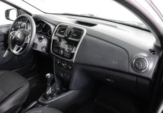 Подержанный автомобиль Renault Logan Sedan 2019 года (10 фото)