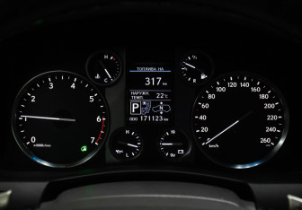 Подержанный автомобиль Lexus LX 2015 года (13 фото)