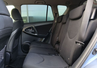Подержанный автомобиль Toyota RAV4 2011 года (19 фото)