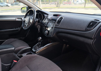 Подержанный автомобиль Kia Cerato Coupe 2010 года (7 фото)