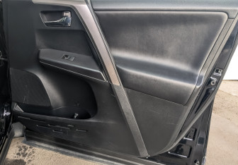 Подержанный автомобиль Toyota RAV4 2017 года (24 фото)