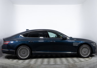 Подержанный автомобиль Genesis G80 2022 года (8 фото)