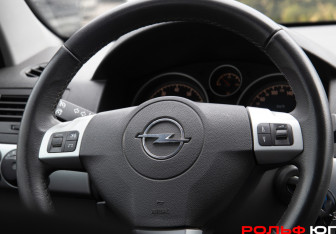 Подержанный автомобиль Opel Astra Sedan 2010 года (16 фото)