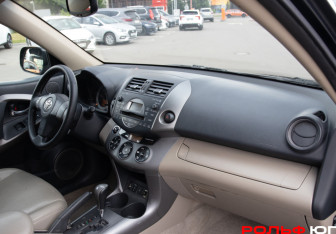 Подержанный автомобиль Toyota RAV4 2006 года (7 фото)