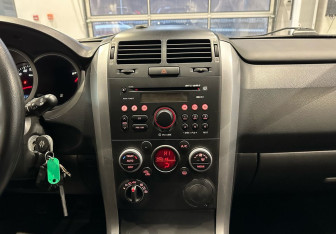 Подержанный автомобиль Suzuki Grand Vitara 2009 года (16 фото)