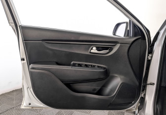 Подержанный автомобиль Kia Rio Hatchback 2021 года (19 фото)