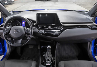 Подержанный автомобиль Toyota C-HR 2019 года (14 фото)