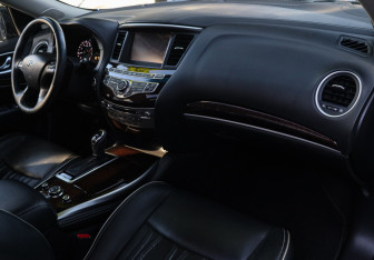 Подержанный автомобиль Infiniti QX60 2017 года (7 фото)