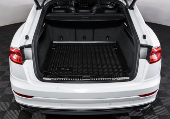 Подержанный автомобиль Audi Q8 2019 года (10 фото)