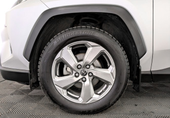 Подержанный автомобиль Toyota RAV4 2021 года (18 фото)