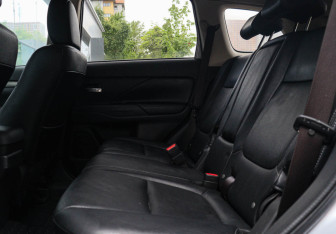 Подержанный автомобиль Mitsubishi Outlander 2012 года (8 фото)