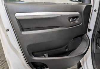 Подержанный автомобиль Peugeot Traveller 2021 года (19 фото)