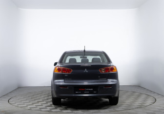 Подержанный автомобиль Mitsubishi Lancer Sedan 2008 года (6 фото)