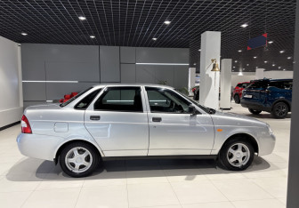 Подержанный автомобиль LADA (ВАЗ) Priora Sedan 2010 года (4 фото)
