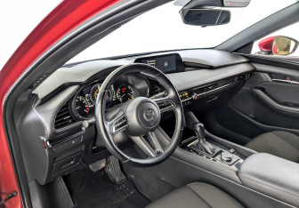 Подержанный автомобиль Mazda 3 Hatchback 2019 года (16 фото)