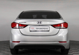 Подержанный автомобиль Hyundai Elantra Sedan 2015 года (6 фото)
