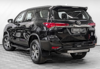 Подержанный автомобиль Toyota Fortuner 2019 года (7 фото)