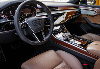 Подержанный автомобиль Audi A8 2019 года (12 фото)