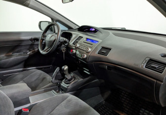 Подержанный автомобиль Honda Civic Sedan 2010 года (13 фото)