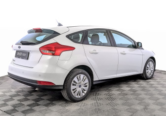 Подержанный автомобиль Ford Focus Hatchback 2017 года (5 фото)