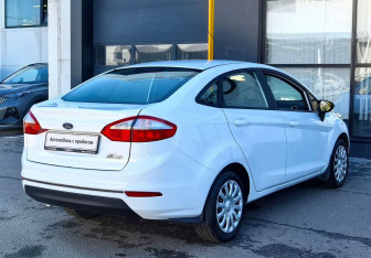 Подержанный автомобиль Ford Fiesta Sedan 2015 года (5 фото)